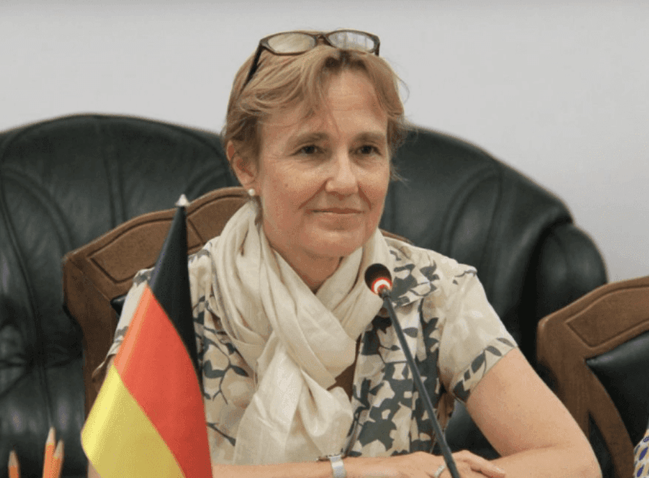 Українською і в вишиванці: посол ФРН записала у парку Шевченка відео для українців