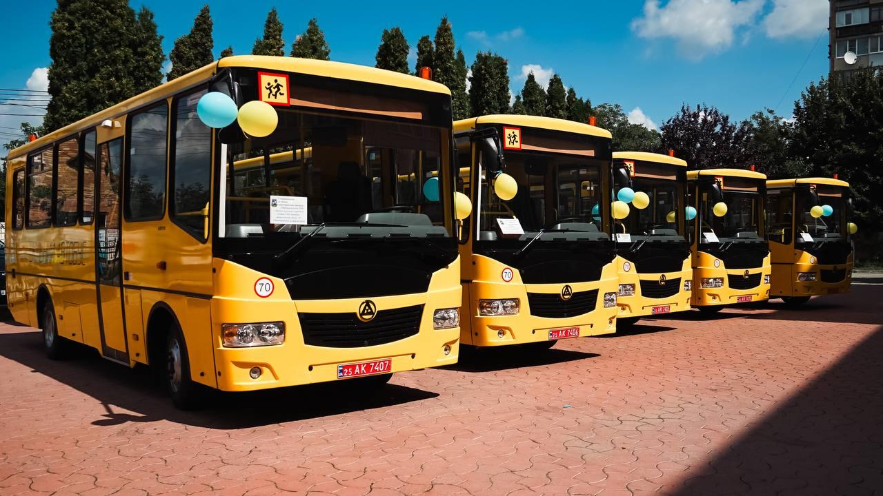 Перша партія: 10 громад Київщини отримали шкільні автобуси