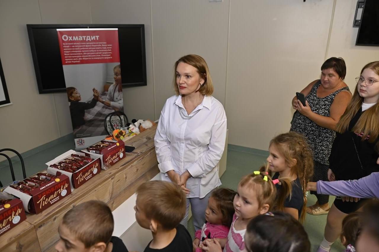 Юним пацієнтам лікарні «Охматдит» презентували збірку дитячих казок