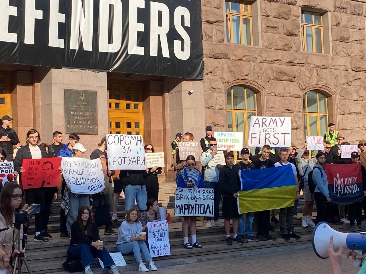 “Стоп марнотратству!” Кияни втретє вийшли під КМДА та Київраду