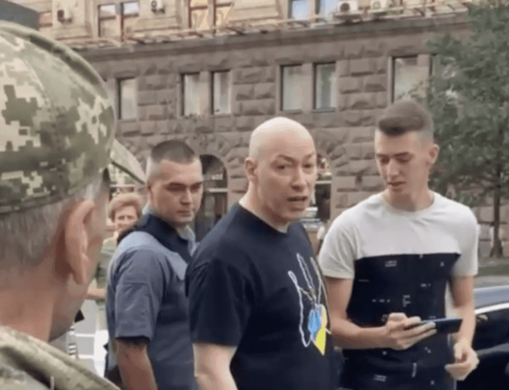 Виставка «пропагандистів»: Гордон влаштував розбірки з людьми у військовій формі на Хрещатику