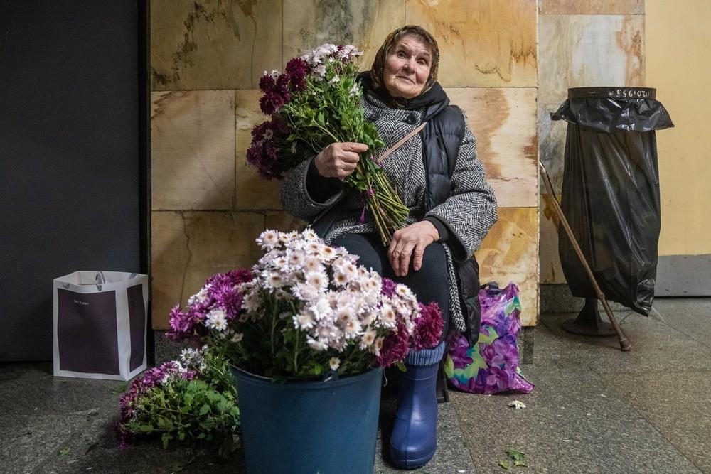 50 років продає квіти біля метро: історія бабусі Галі, будинок якої знищила російська ракета