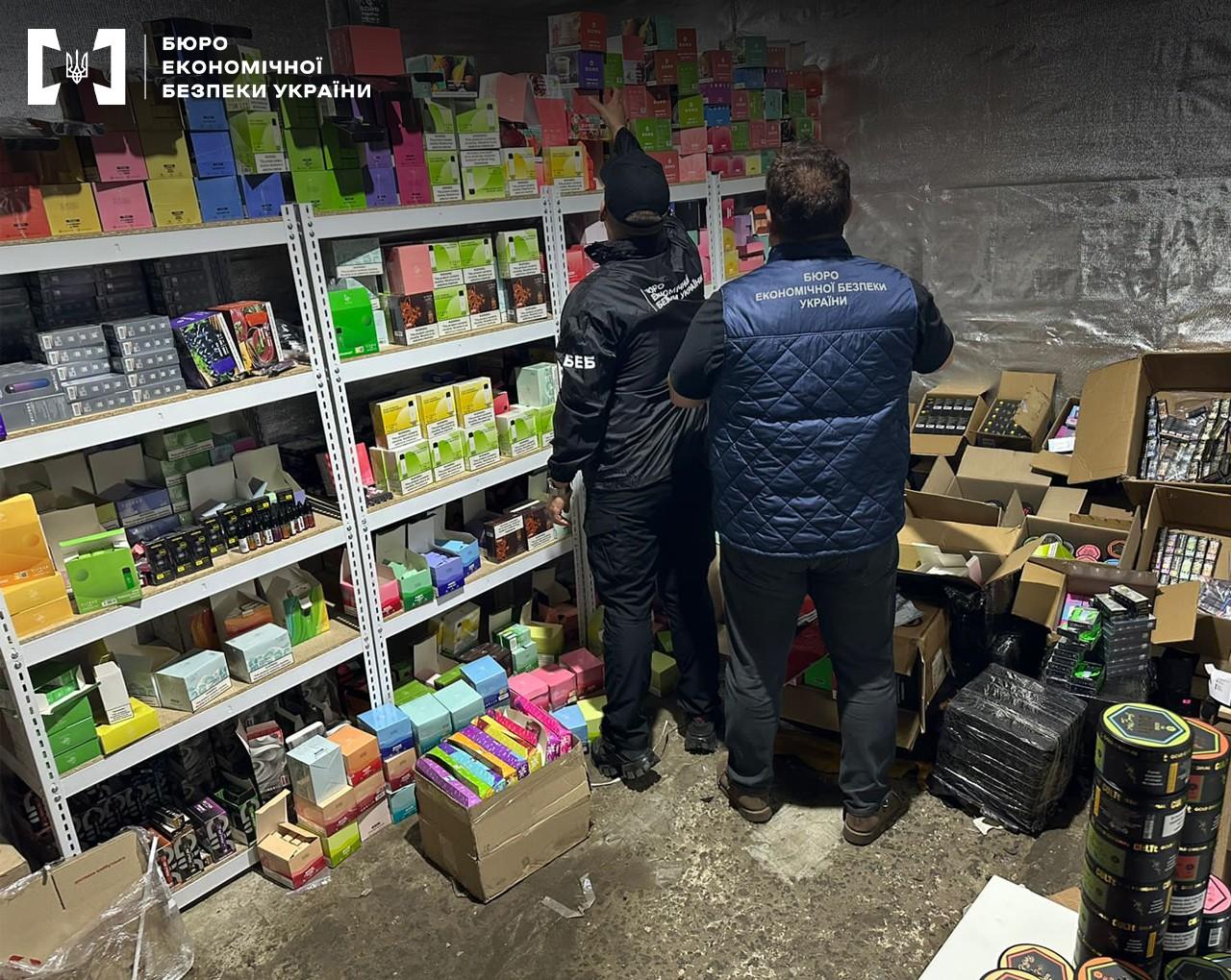 На Київщині припинили продаж контрафактних тютюнових виробів: організатор схеми на авто травмував детектива БЕБ