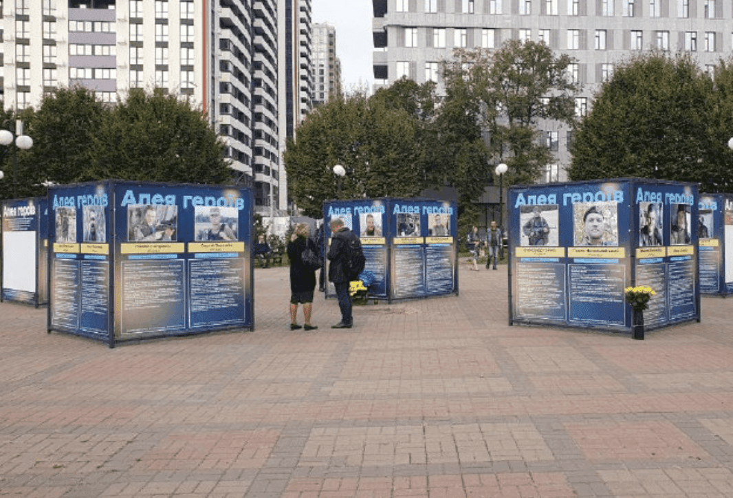 Подякуйте захисникам: «Алея героїв» з’явилися на Севастопольській площі (фото)