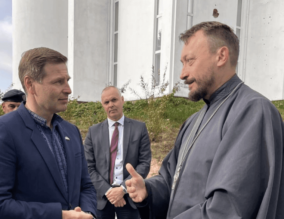 «Ми не збираємося зупинятися допомагати Україні»: міністр оборони Естонії завітав до Бучі (фото)