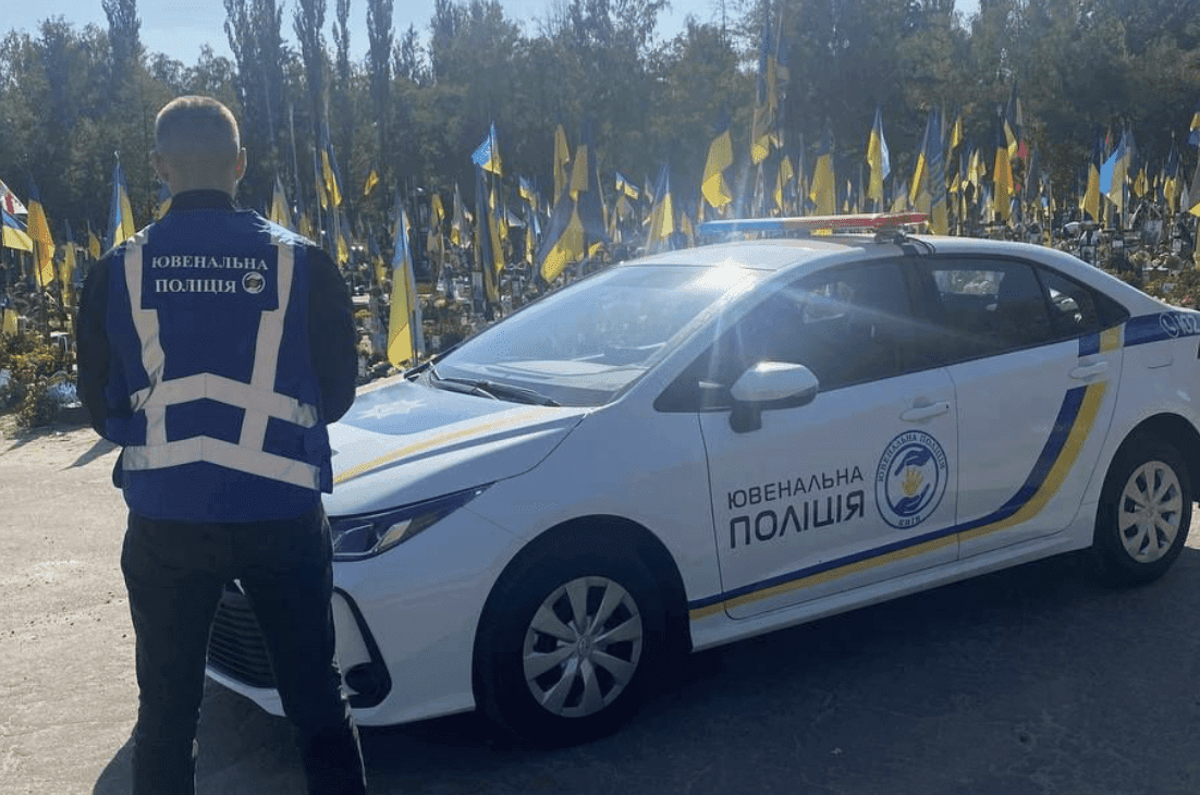 Заради розваги зривали прапори та забирали пам’ятні речі: на Берковецькому кладовищі підлітки обкрадали могили полеглих Героїв (фото)