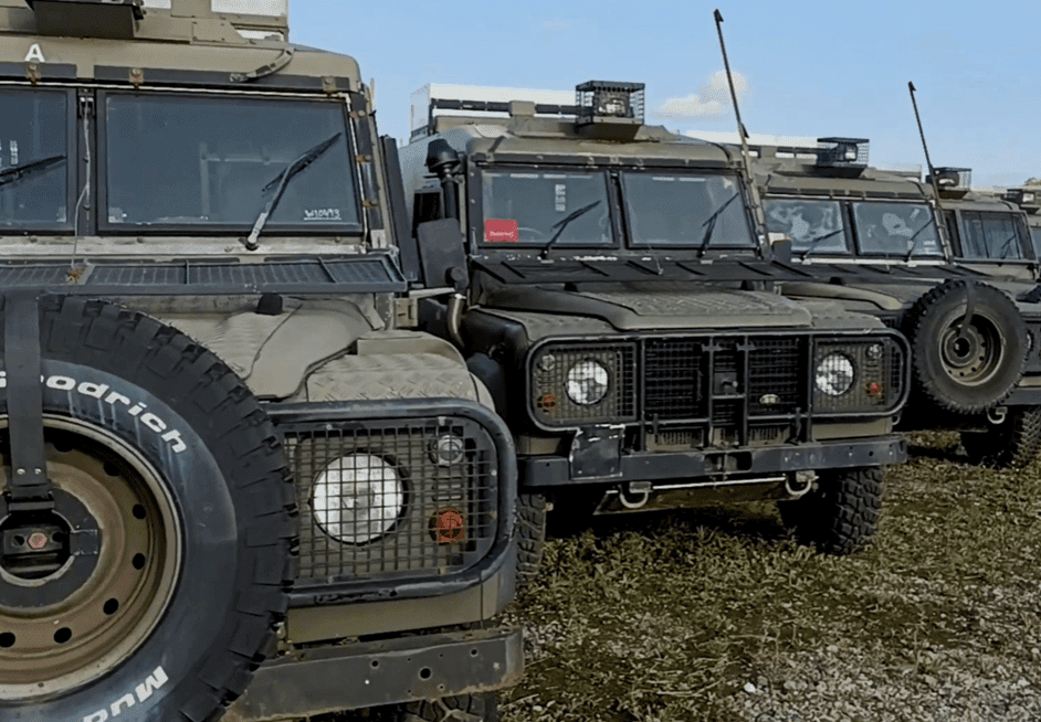 Чергова партія допомоги: Порошенко закупив для ЗСУ броньовані Land Rover, вантажівки та бензовози (фото)