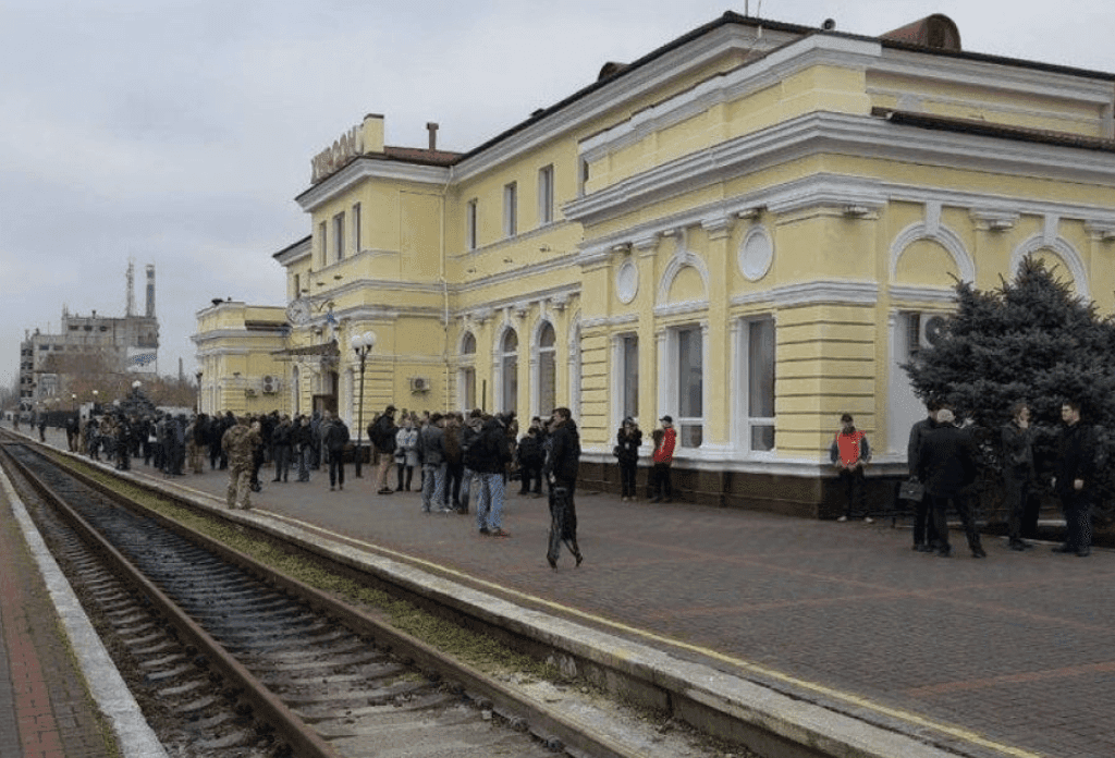 Обстріл Херсона: ударною хвилею пошкодило потяг, який прямував до Києва