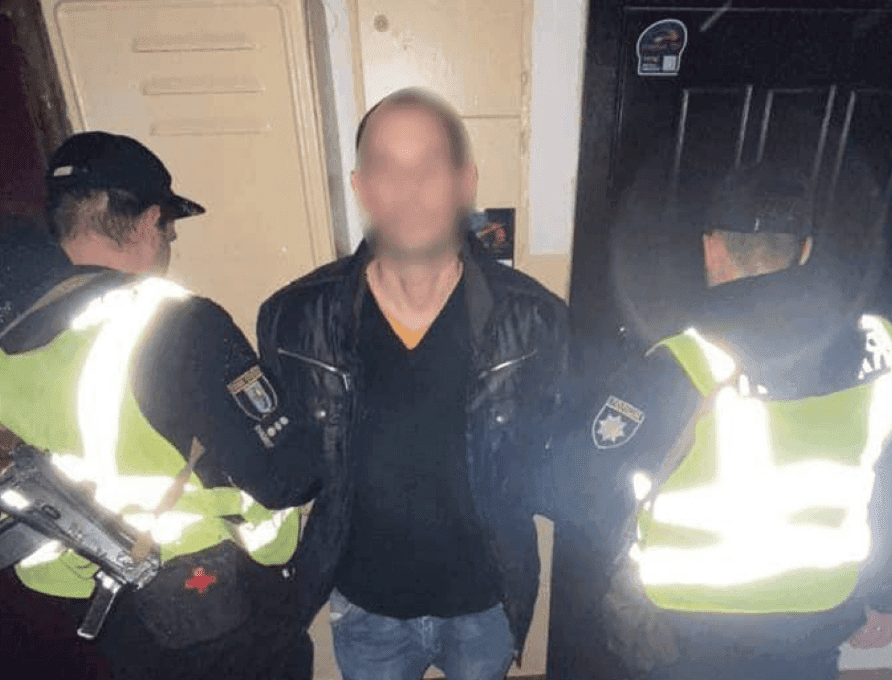 Бив тварину об асфальт та намагався задушити: на Березняках затримали чоловіка, який хотів вбити кота