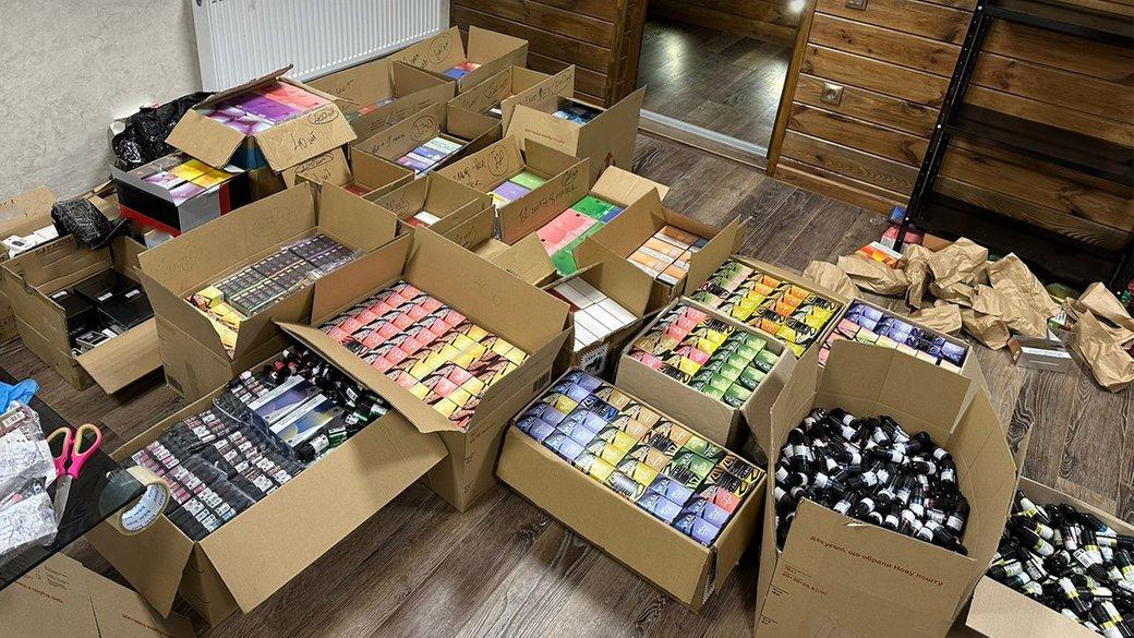 На Київщині викрили схему нелегального продажу електронних сигарет