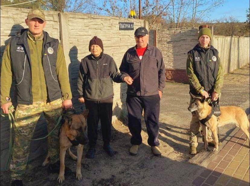 В Ірпені кінологи відшукали загублену пенсіонерку, яка має проблеми із пам’яттю