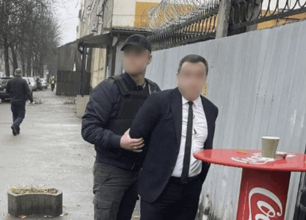 Вимагав гроші за перевезення через кордон 40 тисяч доларів: посадовця Державної митної служби спіймали на хабарі