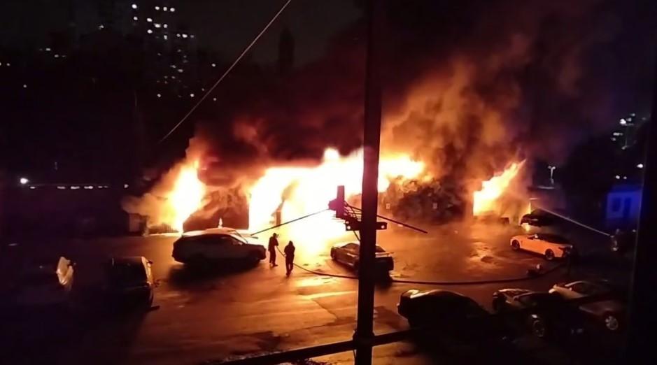 На Радіоринку сталася пожежа, горить автосервіс