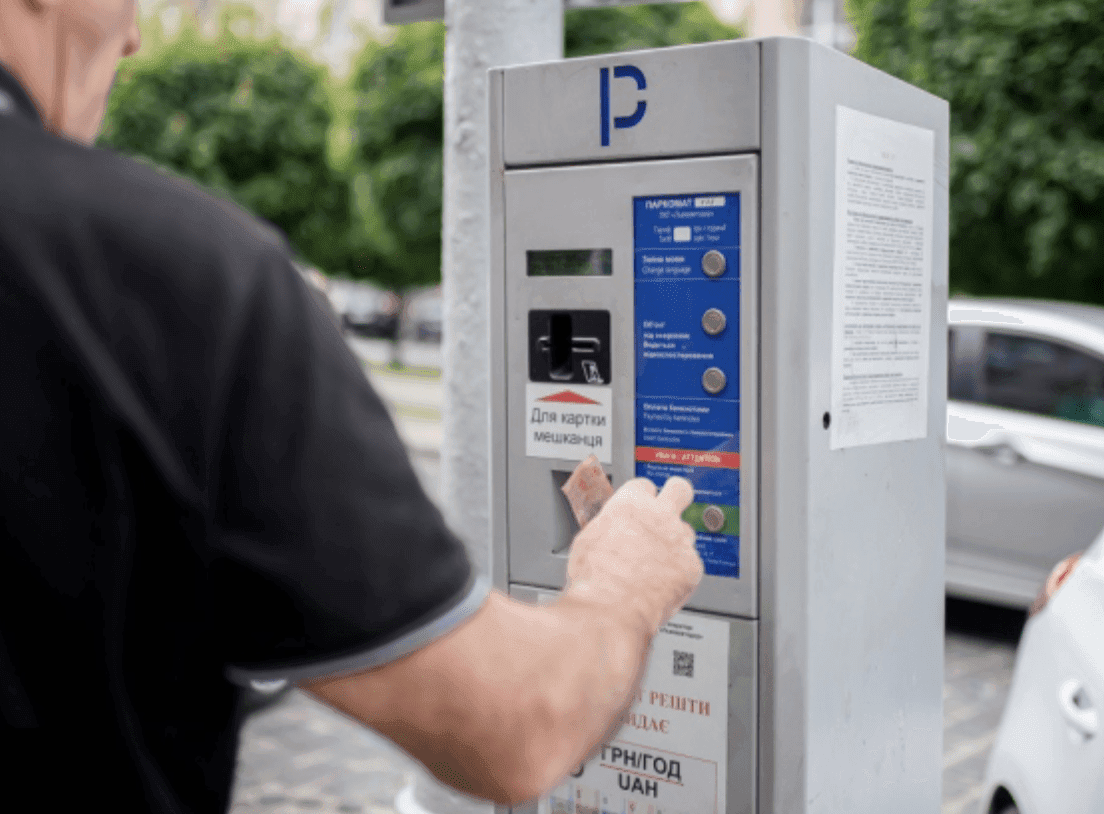 Міську владу просять заборонити паркування вантажних автомобілів у дворах багатоповерхівок
