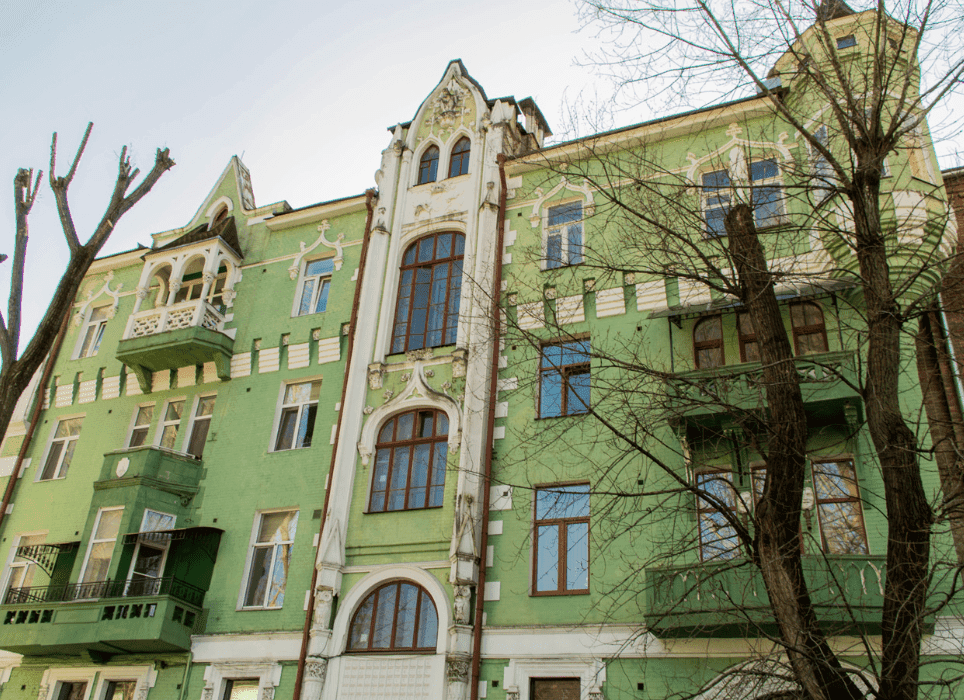 Архітектурна перлина: у Києві є незвичайний будинок з котами