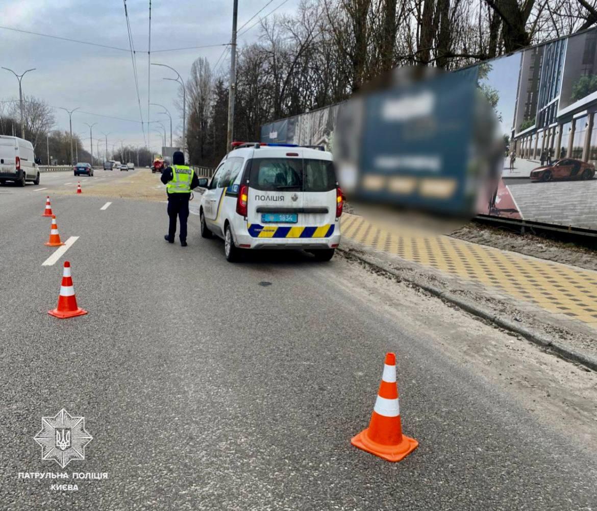 На вулиці Академіка Заболотного провалився асфальт – частину дороги перекрили