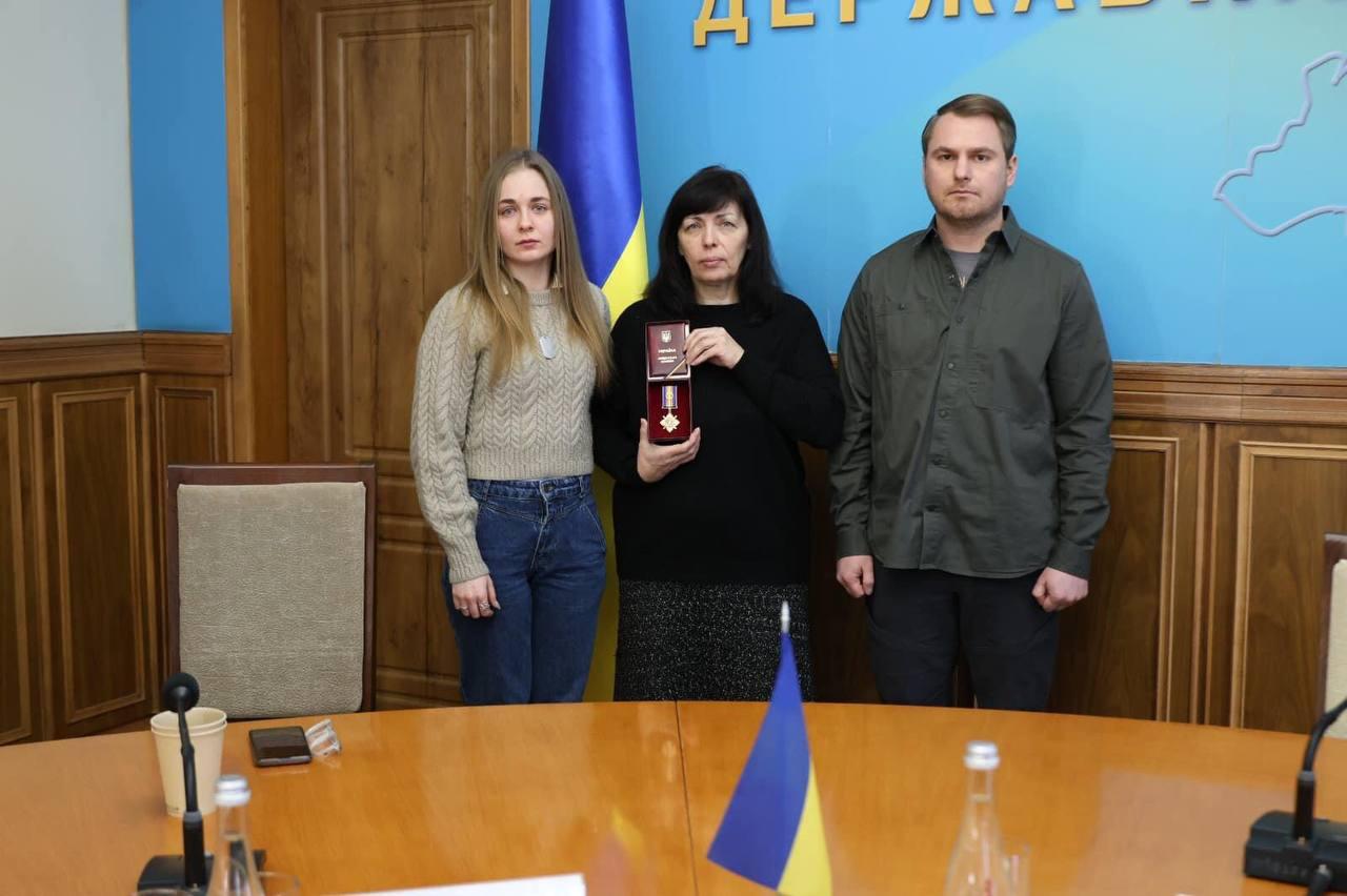 Мамі та дівчині одного з «привидів Києва» передали орден