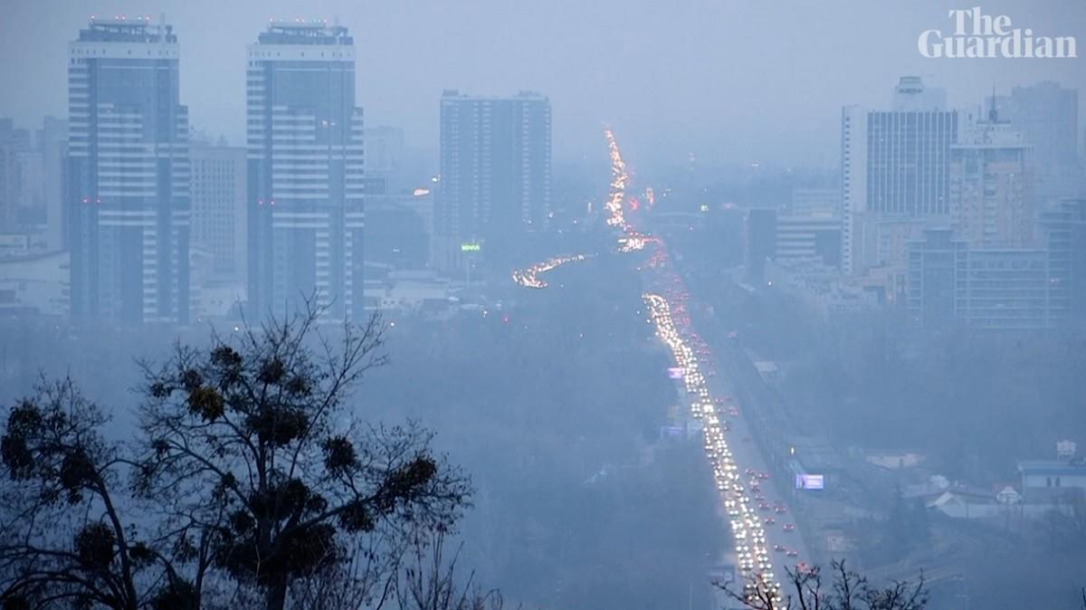 Колапс в Києві, люди не можуть попрапити на лівий берег (відео)