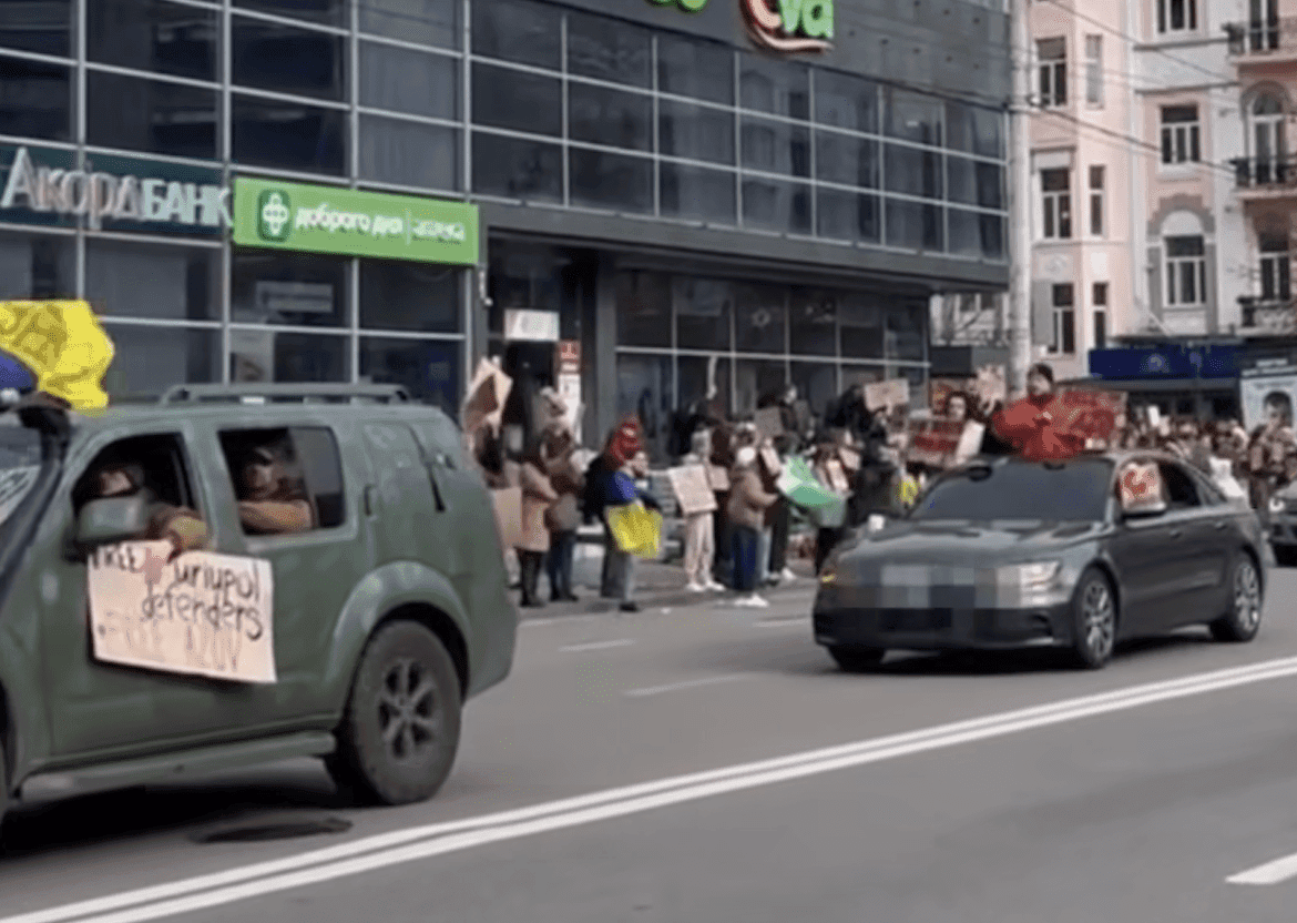 «Третя весна в полоні»: рідні бійців зібралися на мітинг на Львівській площі