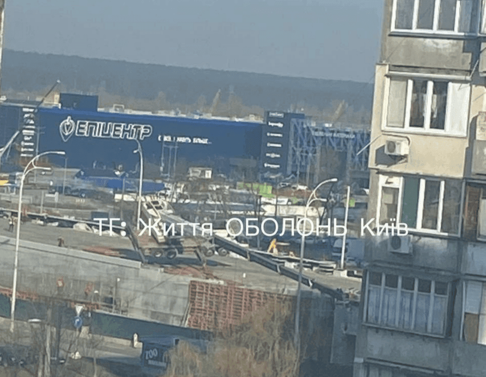 Будівельний кран впав на Оболоні
