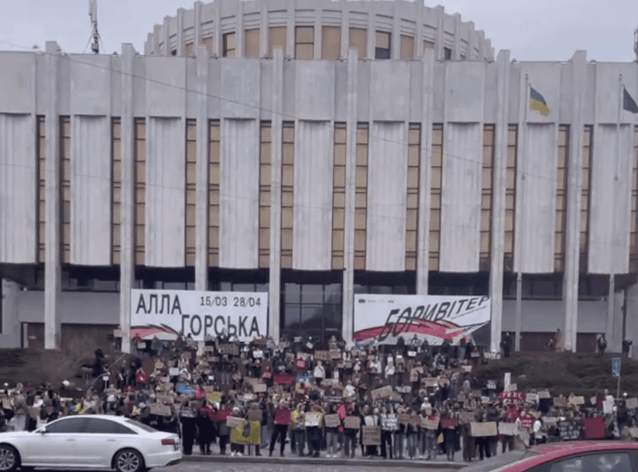 «Free Azov»: українські зірки вийшли на акцію підтримки військовополонених на Європейську площу