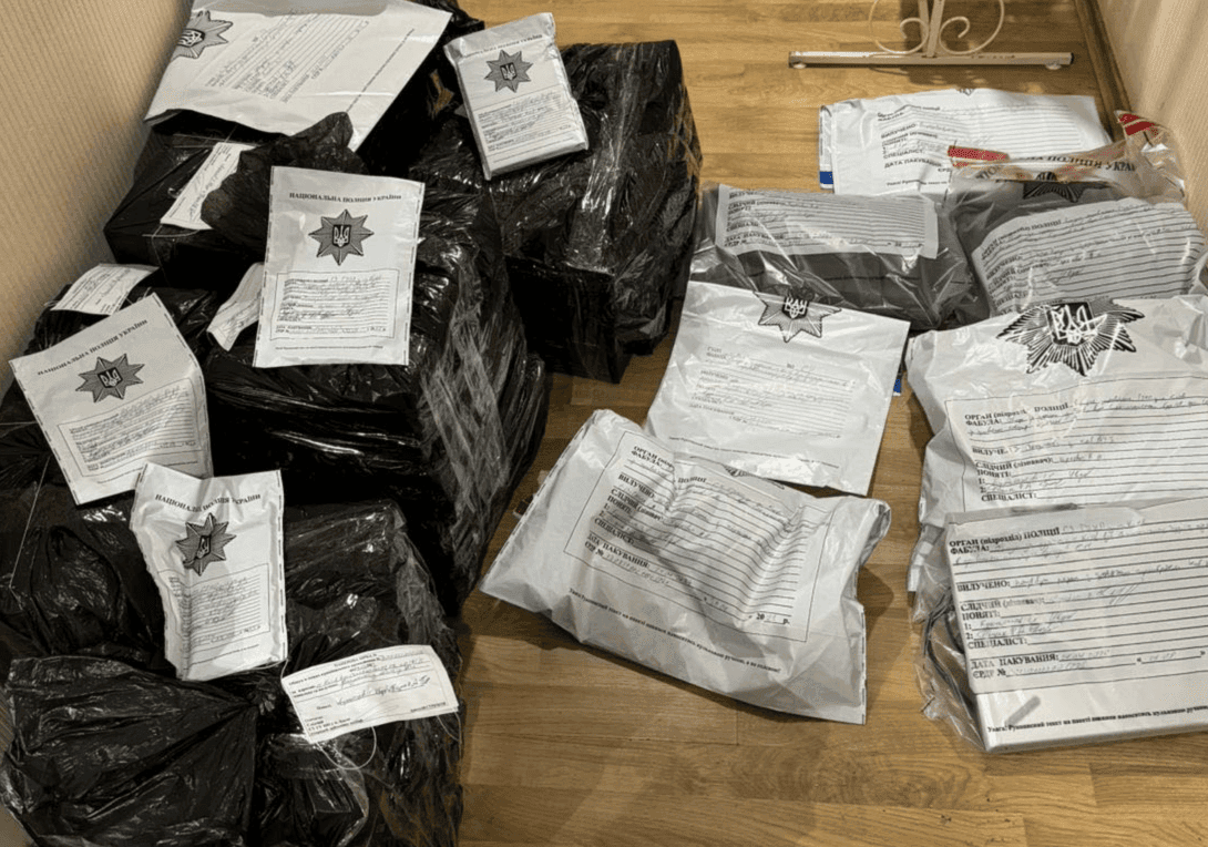 Поки бос був за кордоном: у Києві помічники нотаріуса нелегально завірили понад 2000 документів