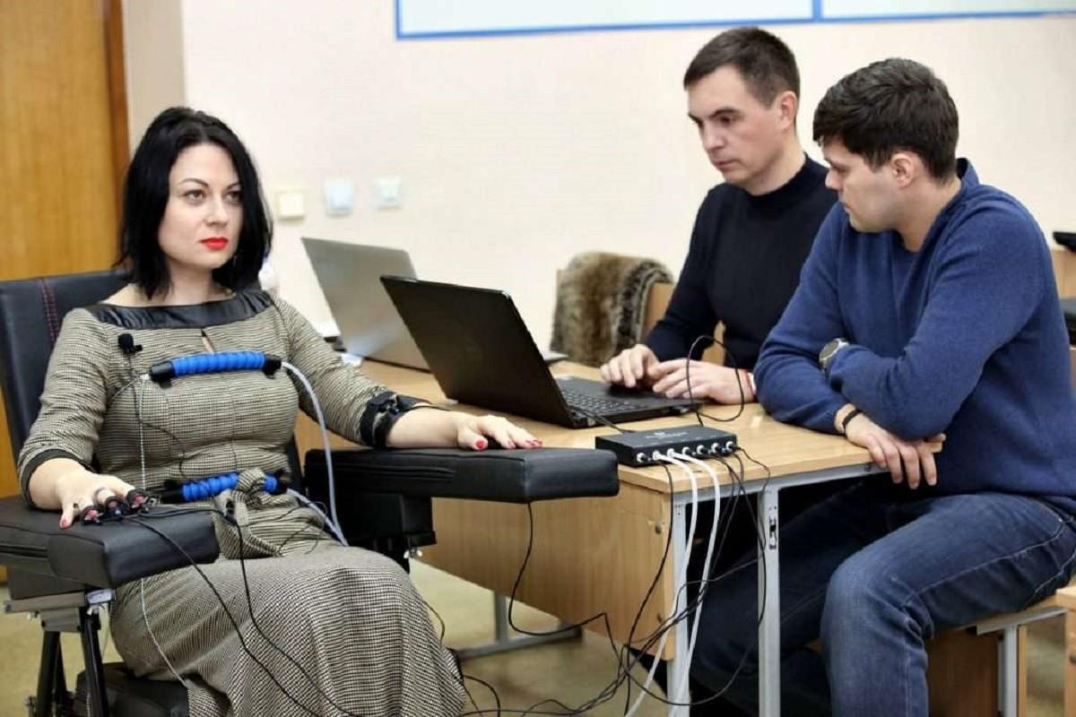 Кандидатів на роботу в Києві перевірятимуть на поліграфі – кого змусять пройти через “Детектор брехні”