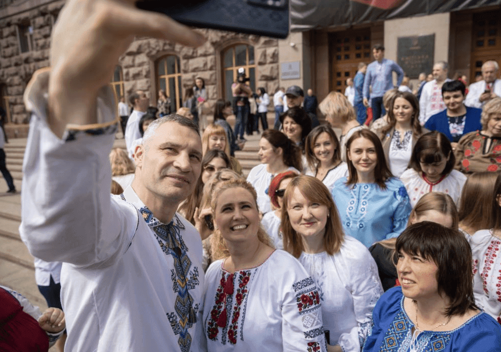 Селфі від мера: Кличко показав свою вишиванку