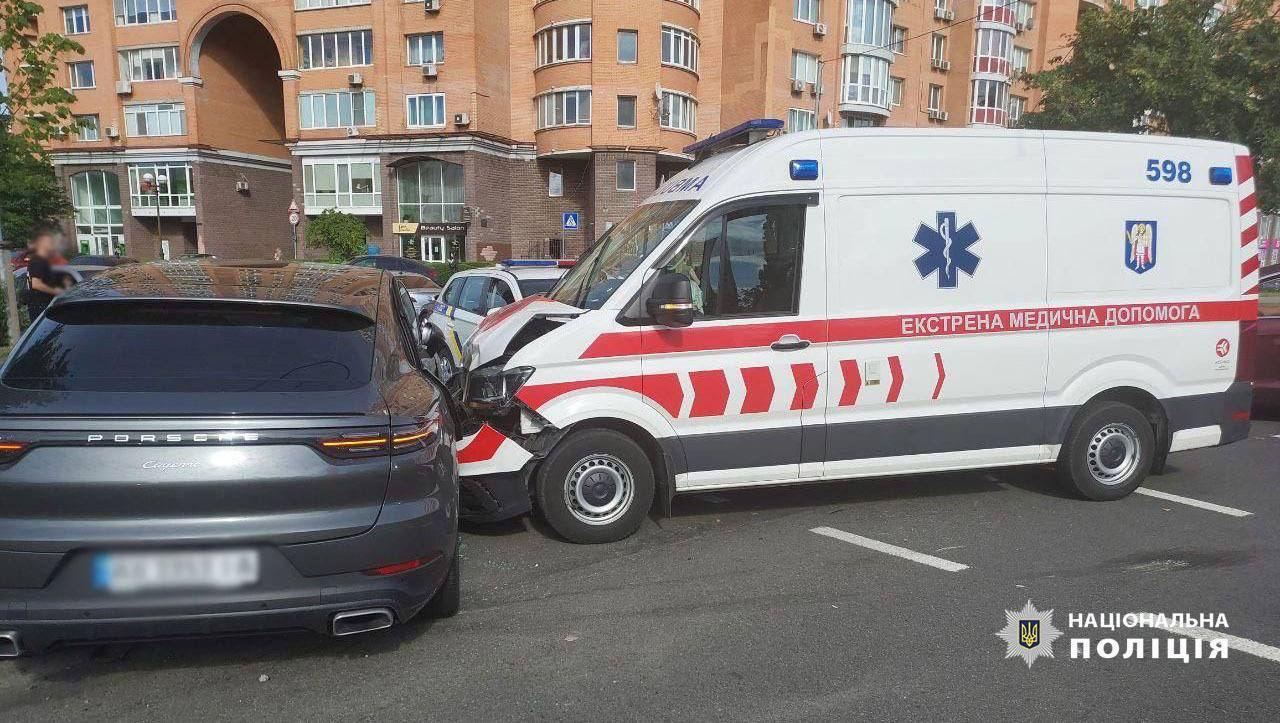 На проспекті Івасюка у ДТП потрапила автівка з вагітною та “швидка”, яка їхала на допомогу
