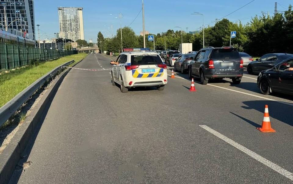 Рух транспорту перекритий на вулиці Борщагівській в обох напрямках – поліція
