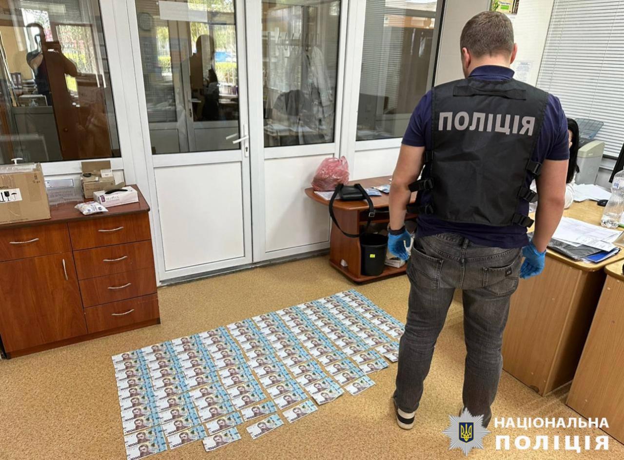 За довідки на згущенку та томатну пасту хотіли понад 100 тисяч: у передмісті затримано любительок великих грошей