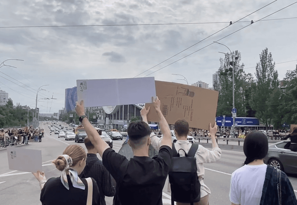 Акція «Free Azov» відбулася на «Звіринецькій»: кияни вимагають звільнити полонених військових