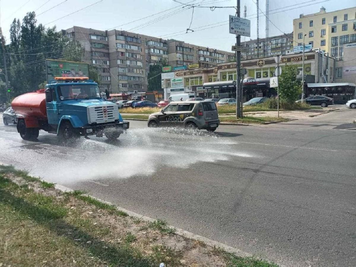 На термометрах завалило за +30 – техніка поливає автошляхи та мости, де курсує транспорт