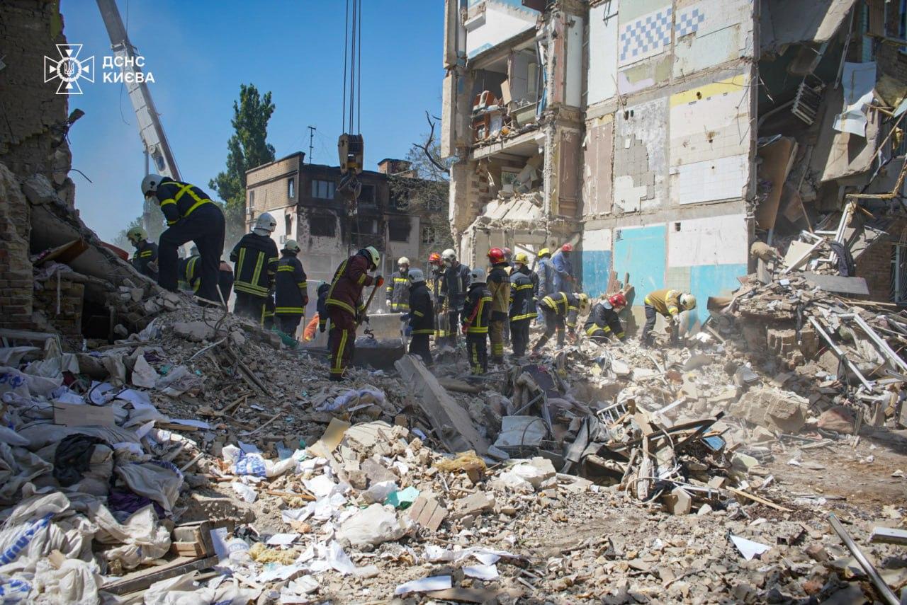 На Сирці під завалами шукають ще одну дівчинку