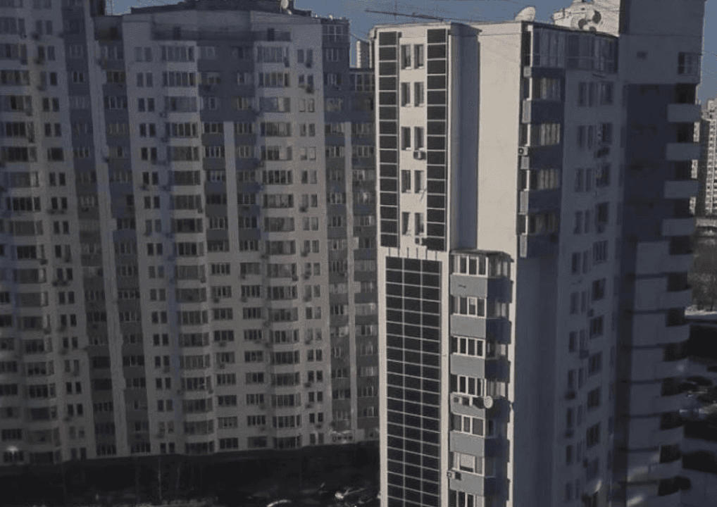 Жителі багатоповерхівки на Бажана встановили на фасаді сонячну станцію: у скільки це обійшлося
