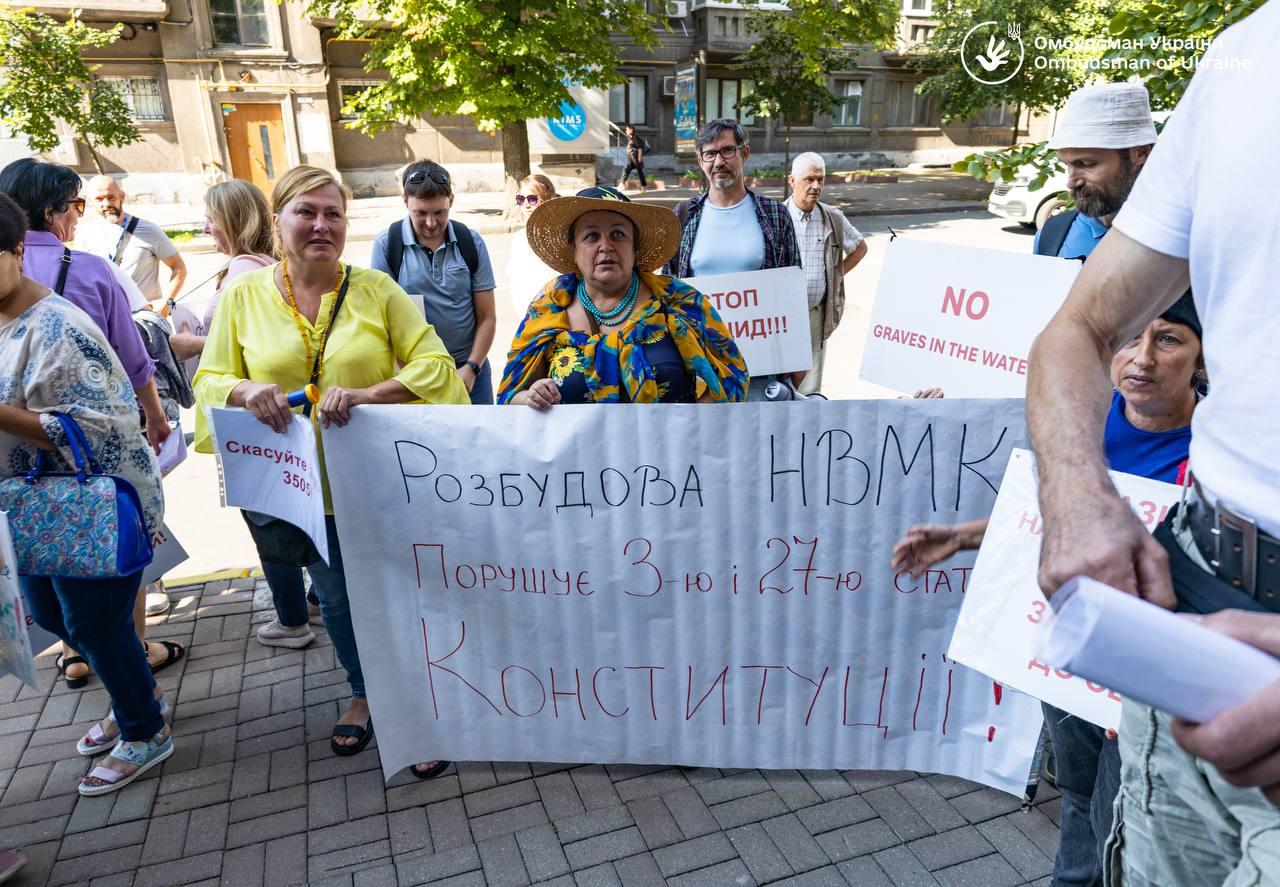 Противники побудови військового кладовища пішли з акцією протеста до Омбудсмена