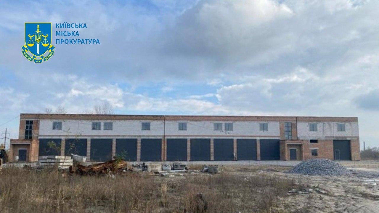 На березі Вирлиці чоловік самовільно звів ангар на майже 2000 кв.м