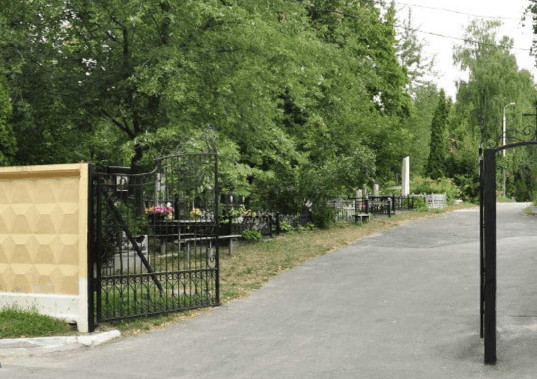У Києві двоє прибиральників кладовища, працюючи лише «на папері», отримали понад 3 млн грн
