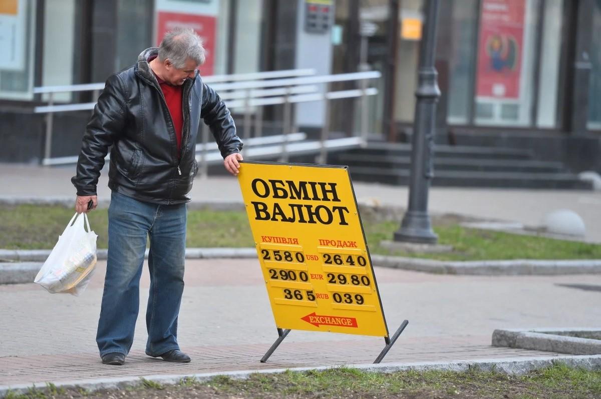 Знецінення гривні та подорожчання харчів мало – в НБУ вимагають більшої девальвації валюти