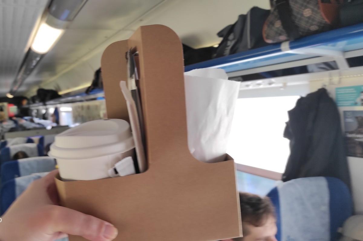 Цікава деталь: разом з безкоштовним WiFi в вагонах Інтерсіті з’явився алкоголь
