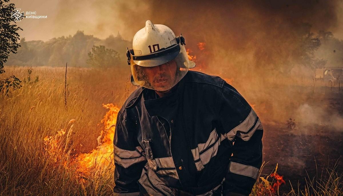 На Київщині чудом не згоріло ціле село з фермою, хатами та школою