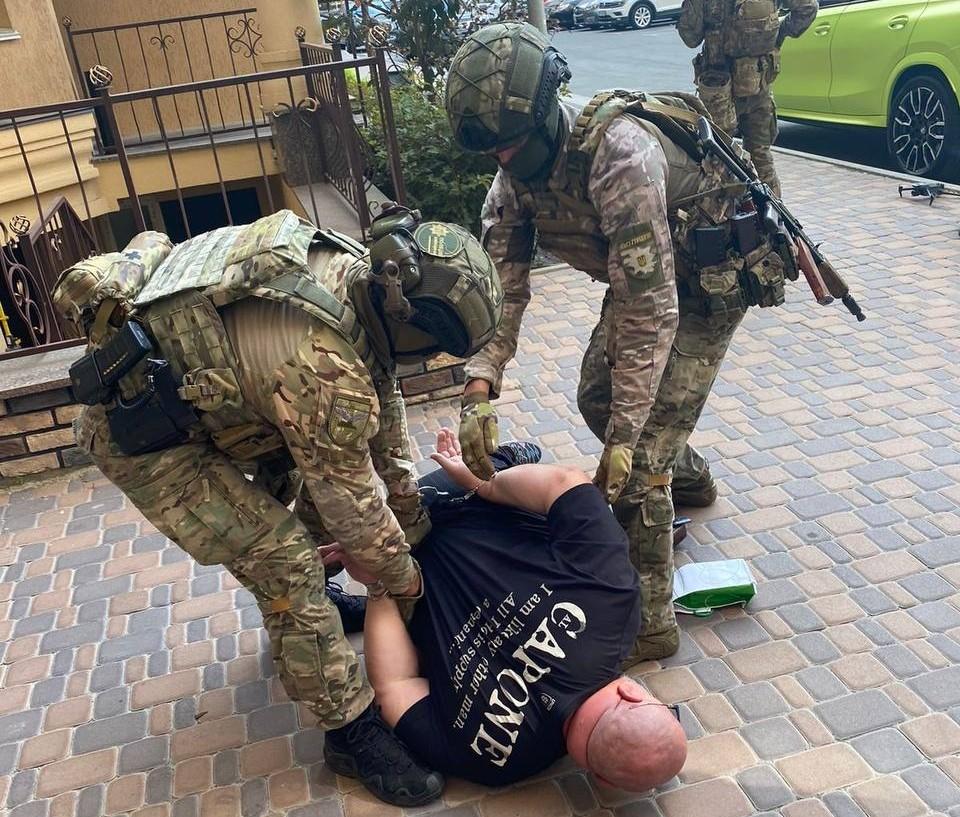 Чоловік “розвів” на понад 80 тис доларів жінку, пообіцявши три квартири