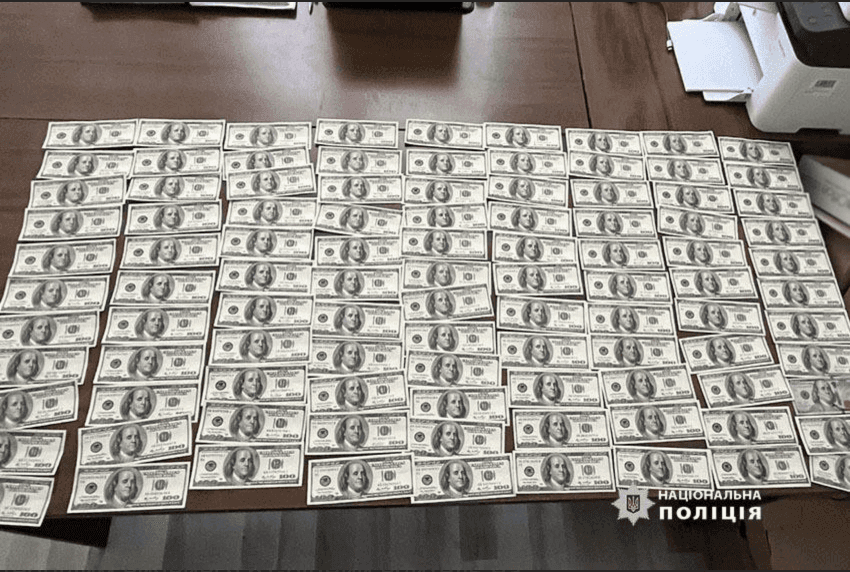 Столичний таксист вкрав у пасажира 30 тисяч доларів та закопав їх у парку