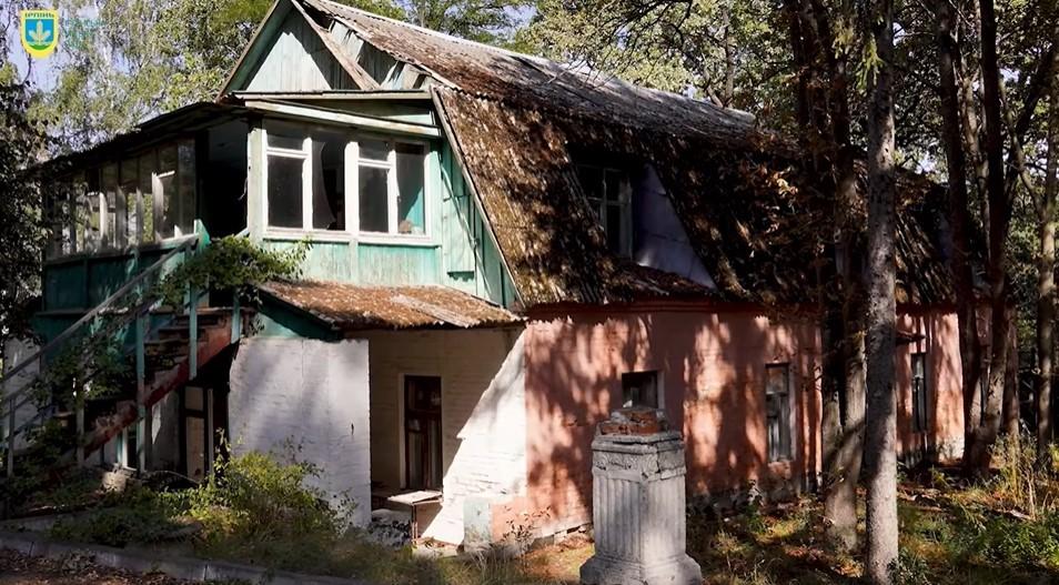 У передмісті закинутий дитячий табір перетворять в інноваційне сучасне містечко