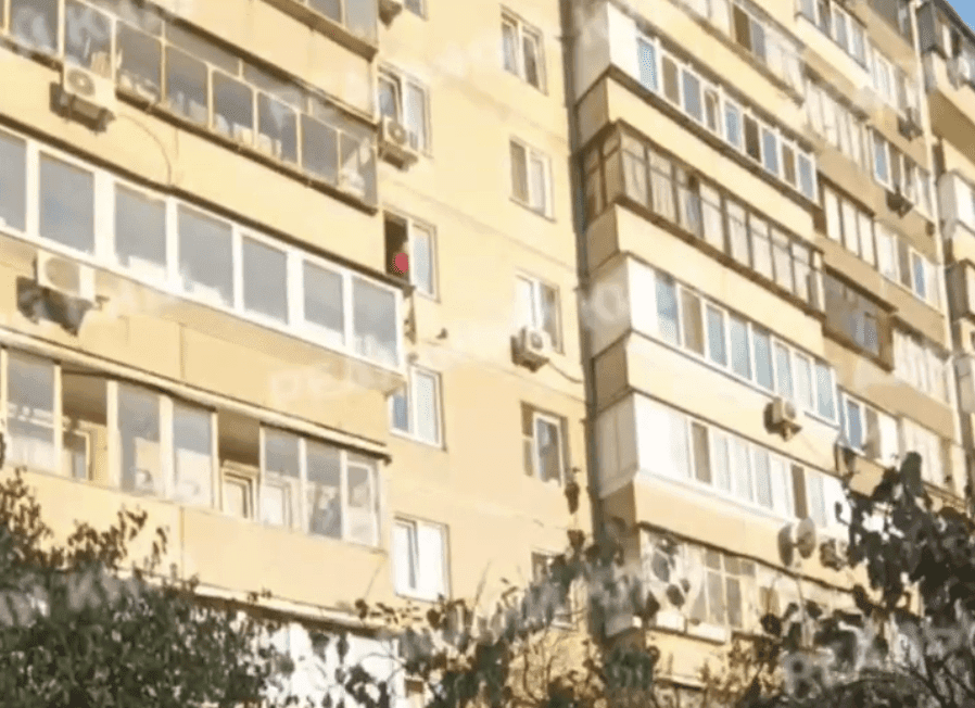 На Троєщині жінка намагалась вистрибнути з вікна 5 поверху
