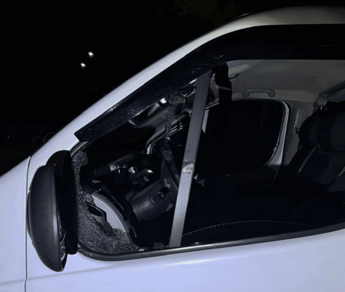 Спіймали на гарячому: у Києві чоловік розбив вікно автівки та вкрав звідти речі