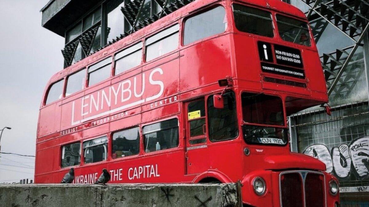 Двоповерховий автобус-кавʼярня LennyBus знову переїхав: де його шукати зараз
