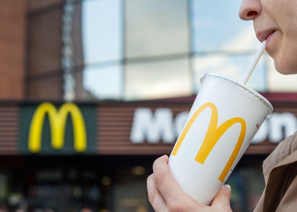 Компанія McDonald’s переходить з пластикових на паперові трубочки в Україні