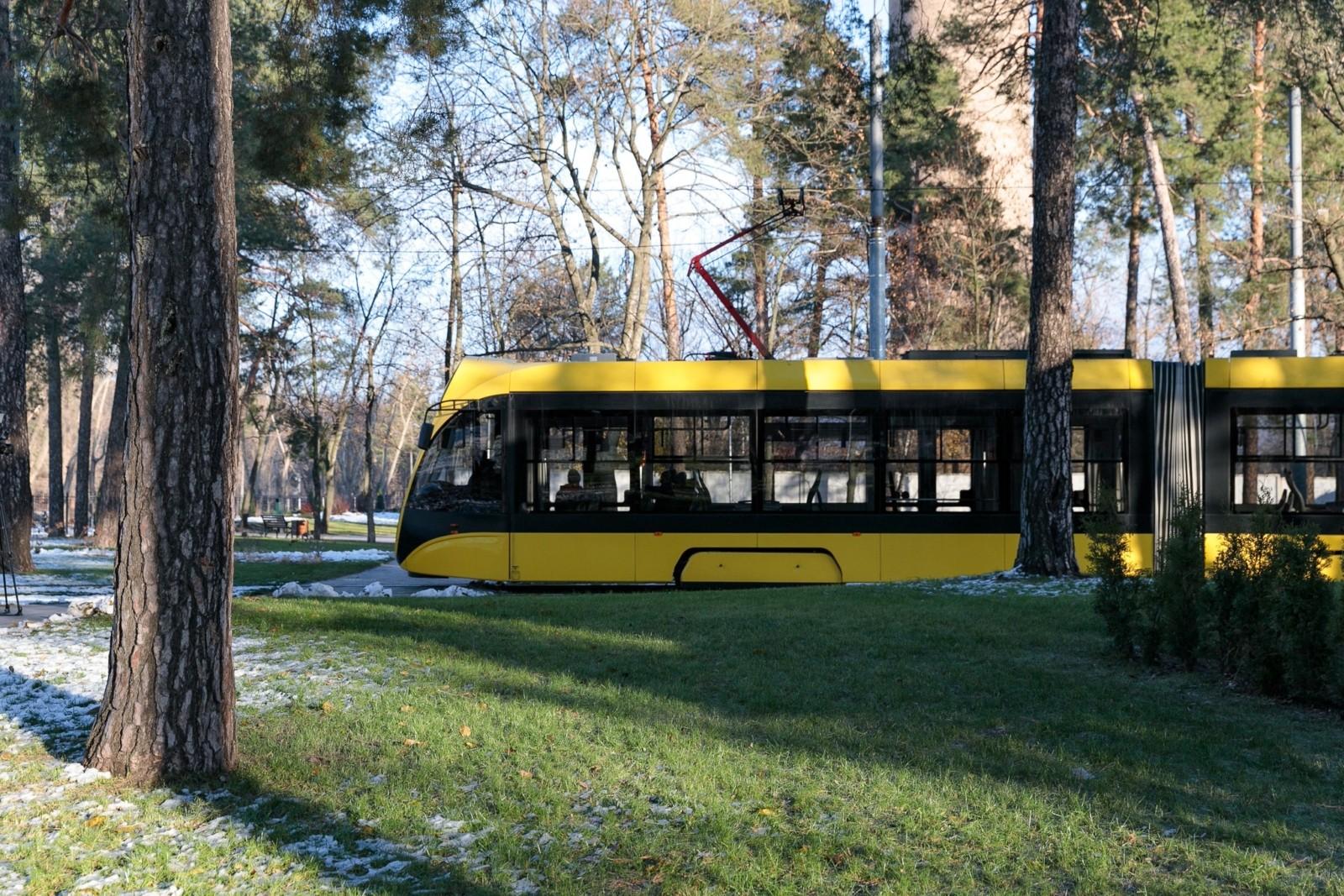 У Дніпровському районі облаштували сквер із зеленими трамвайними коліями