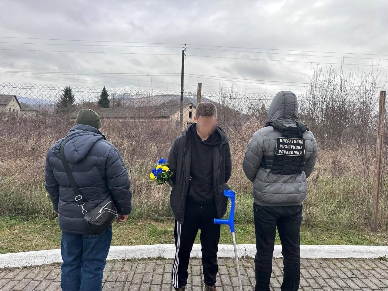 Шкандибав з букетом для поминок: киянин перетинав кордон, прикидаючись сумним мандрівником